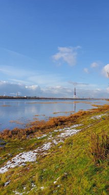 Daugava, Riga köprüleri ve televizyon kulesinin arka planındaki ilk kar Ekim. Letonya, Riga