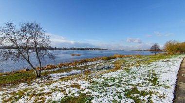 Daugava, Riga köprüleri ve televizyon kulesinin arka planındaki ilk kar Ekim. Letonya, Riga