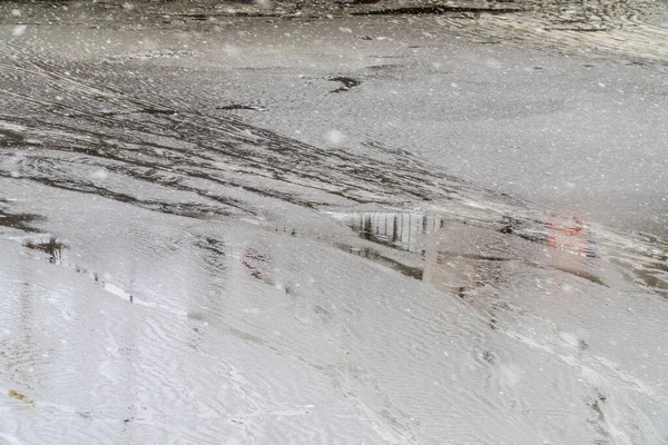 Calle Ciudad Cubierta Nieve Pistas Neumáticos Sucios Senderos Ligeros Invierno —  Fotos de Stock