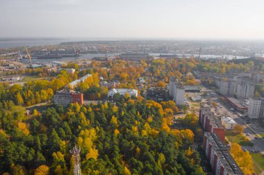 Letonya, Riga 'da sonbahar günbatımında Vecmilgravis bölgesinin uçan insansız hava aracının güzel panoramik görüntüsü.