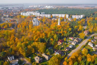 Letonya, Riga 'da sonbahar günbatımında Vecmilgravis bölgesinin uçan insansız hava aracının güzel panoramik görüntüsü.