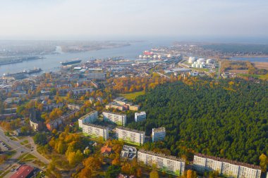 Letonya, Riga 'da sonbahar günbatımında Vecmilgravis bölgesinin uçan insansız hava aracının güzel panoramik görüntüsü.