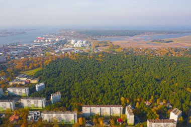 Letonya, Riga 'da sonbahar günbatımında Vecmilgravis bölgesinin uçan insansız hava aracının güzel panoramik görüntüsü.