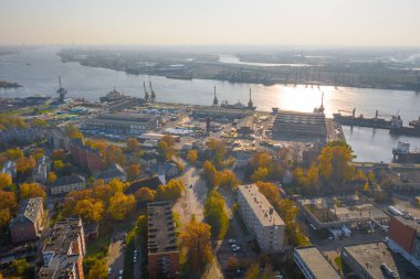Letonya, Riga 'da sonbahar günbatımında Vecmilgravis bölgesinin uçan insansız hava aracının güzel panoramik görüntüsü.