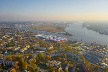 Letonya, Riga 'da sonbahar günbatımında Vecmilgravis bölgesinin uçan insansız hava aracının güzel panoramik görüntüsü.