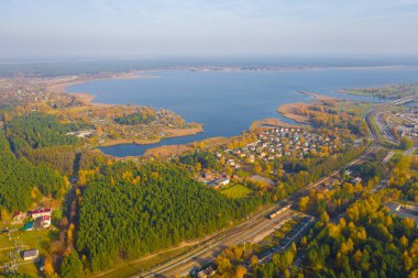 Günbatımında Riga Limanı yakınlarındaki Vecmilgravis Endüstriyel Tanklar ve Turnalar 'ın sonbaharda uçan insansız hava aracı görüntüsü, Lojistik İthalat ve Ulaştırma Sanayii Arkaplanı. Riga, Letonya