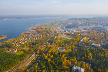Günbatımında Riga Limanı yakınlarındaki Vecmilgravis Endüstriyel Tanklar ve Turnalar 'ın sonbaharda uçan insansız hava aracı görüntüsü, Lojistik İthalat ve Ulaştırma Sanayii Arkaplanı. Riga, Letonya