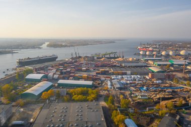 Günbatımında Riga Limanı yakınlarındaki Vecmilgravis Endüstriyel Tanklar ve Turnaların sonbaharda İthalat ve Ulaştırma Sanayii Arkaplan İthalat ve Ulaştırma Sanayisi 'nin uçan insansız hava aracı görüntüsü