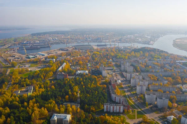 Günbatımında Riga Limanı yakınlarındaki Vecmilgravis Endüstriyel Tanklar ve Turnalar 'ın sonbaharda uçan insansız hava aracı görüntüsü, Lojistik İthalat ve Ulaştırma Sanayii Arkaplanı. Riga, Letonya
