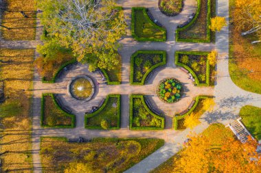 Kültür Sarayı Ziemelblazma 'nın uçan insansız hava aracı fotoğrafı. Fransız tarzı bahçe / park güzel bir sonbahar gününde Riga, Vecmilgravis, Letonya' da.