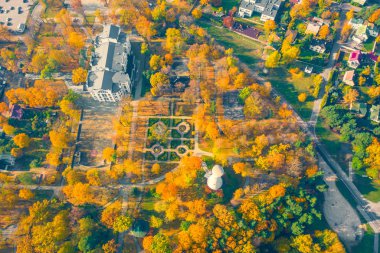 Kültür Sarayı Ziemelblazma 'nın uçan insansız hava aracı fotoğrafı. Fransız tarzı bahçe / park güzel bir sonbahar gününde Riga, Vecmilgravis, Letonya' da.