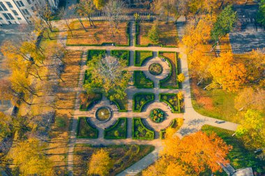 Kültür Sarayı Ziemelblazma 'nın uçan insansız hava aracı fotoğrafı. Fransız tarzı bahçe / park güzel bir sonbahar gününde Riga, Vecmilgravis, Letonya' da.