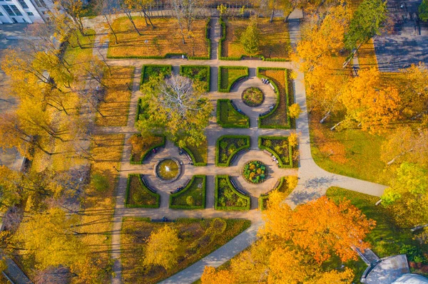 Фото Летающего Дрона Дворца Культуры Ziemelblazma Французским Садом Парком Красивый — стоковое фото