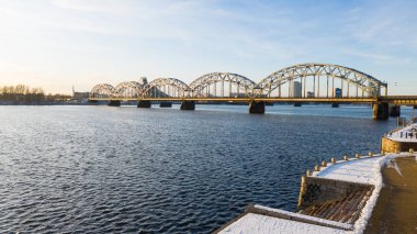 Uçan İHA panoramik 'ten Eski Riga' ya, Bilim Akademisi 'ne, Daugava Nehri ve Riga Köprüleri' ne güzel, güneşli bir kış gününde çekilmiş hava görüntüsü.