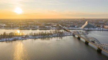 Uçan İHA panoramik 'ten Eski Riga' ya, Bilim Akademisi 'ne, Daugava Nehri ve Riga Köprüleri' ne güzel, güneşli bir kış gününde çekilmiş hava görüntüsü.