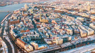 Uçan İHA panoramik 'ten Eski Riga' ya, Bilim Akademisi 'ne, Daugava Nehri ve Riga Köprüleri' ne güzel, güneşli bir kış gününde çekilmiş hava görüntüsü.