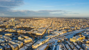 Uçan İHA panoramik 'ten Eski Riga' ya, Bilim Akademisi 'ne, Daugava Nehri ve Riga Köprüleri' ne güzel, güneşli bir kış gününde çekilmiş hava görüntüsü.