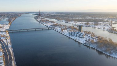 Uçan İHA panoramik 'ten Eski Riga' ya, Bilim Akademisi 'ne, Daugava Nehri ve Riga Köprüleri' ne güzel, güneşli bir kış gününde çekilmiş hava görüntüsü.