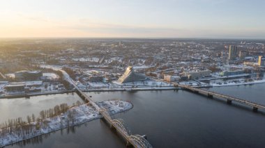 Uçan İHA panoramik 'ten Eski Riga' ya, Bilim Akademisi 'ne, Daugava Nehri ve Riga Köprüleri' ne güzel, güneşli bir kış gününde çekilmiş hava görüntüsü.