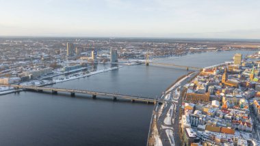 Uçan İHA panoramik 'ten Eski Riga' ya, Bilim Akademisi 'ne, Daugava Nehri ve Riga Köprüleri' ne güzel, güneşli bir kış gününde çekilmiş hava görüntüsü.