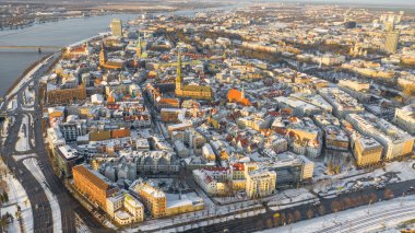 Uçan İHA panoramik 'ten Eski Riga' ya, Bilim Akademisi 'ne, Daugava Nehri ve Riga Köprüleri' ne güzel, güneşli bir kış gününde çekilmiş hava görüntüsü.
