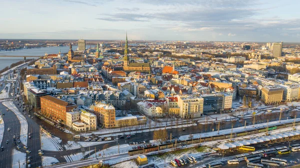 Uçan İHA panoramik 'ten Eski Riga' ya, Bilim Akademisi 'ne, Daugava Nehri ve Riga Köprüleri' ne güzel, güneşli bir kış gününde çekilmiş hava görüntüsü.