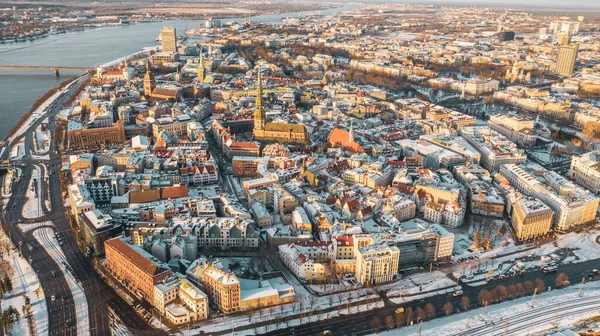 Uçan İHA panoramik 'ten Eski Riga' ya, Bilim Akademisi 'ne, Daugava Nehri ve Riga Köprüleri' ne güzel, güneşli bir kış gününde çekilmiş hava görüntüsü.