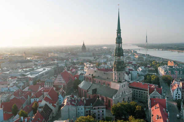 Zdjęcie Lotu Drona Panoramiczne Kościoła Piotra Starego Miasta Tle Rzeki — Zdjęcie stockowe