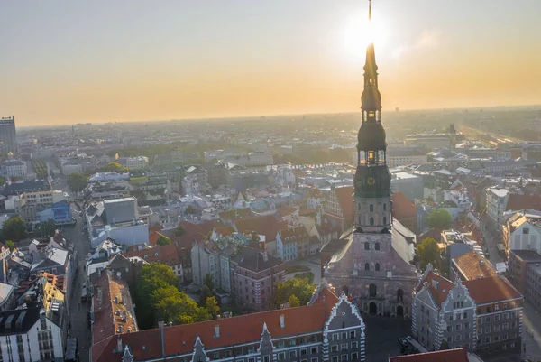 Zdjęcie Lotu Drona Panoramiczne Kościoła Piotra Starego Miasta Tle Rzeki — Zdjęcie stockowe