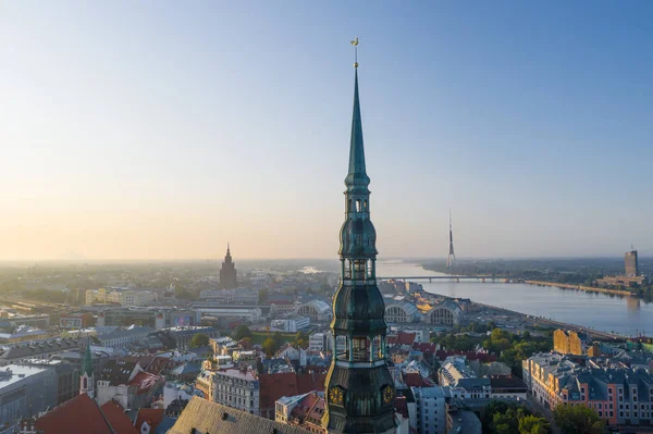 Zdjęcie Lotu Drona Panoramiczne Kościoła Piotra Starego Miasta Tle Rzeki — Zdjęcie stockowe