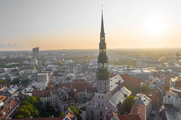 Zdjęcie Lotu Drona Panoramiczne Kościoła Piotra Starego Miasta Tle Rzeki — Zdjęcie stockowe