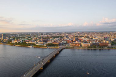 Riga, Letonya 5 Temmuz 2019: Uçan İHA 'dan Stone Bridge ve Old Riga Panorama' ya havadan çekilmiş fotoğraf. Riga, Letonya