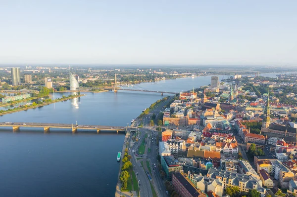 Riga, Letonya 5 Temmuz 2019: Uçan İHA 'dan Stone Bridge ve Old Riga Panorama' ya havadan çekilmiş fotoğraf. Riga, Letonya