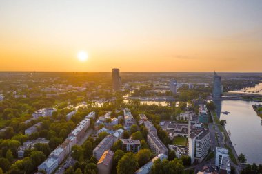 Riga, Letonya 5 Temmuz 2019: Uçan İHA 'dan Riga City gökdelenlerine, Riga, Letonya' ya havadan görüntü 