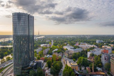 Riga, Letonya 5 Temmuz 2019: Uçan İHA 'dan Riga City gökdelenlerine, Riga, Letonya' ya havadan görüntü 