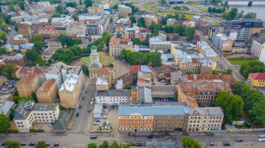 Riga, Letonya 8 Temmuz 2019: Uçan insansız hava aracı panoramiklerinden İsa Evanjelik Luteryan Kilisesi, Riga, Letonya 