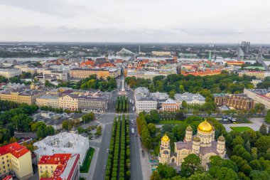 Riga, Letonya 11 Temmuz 2019: Uçan İHA panoramiklerinden Letonya Özgürlük Anıtı, Riga İsa 'nın Doğumu Katedrali, Riga Center ve Eski Riga, Letonya' ya (dizi) havadan görüntü)