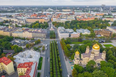 Riga, Letonya 11 Temmuz 2019: Uçan İHA panoramiklerinden Letonya Özgürlük Anıtı, Riga İsa 'nın Doğumu Katedrali, Riga Center ve Eski Riga, Letonya' ya (dizi) havadan görüntü)