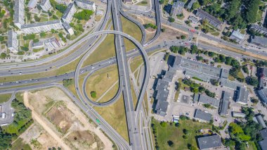 Daugava nehri ve Letonya 'nın Riga kentindeki Riga şehrinin arka planında bulunan Güney Köprüsü' nün (Dienvidu eğikliği) insansız hava aracı panoramik görüntüsü. (seri)