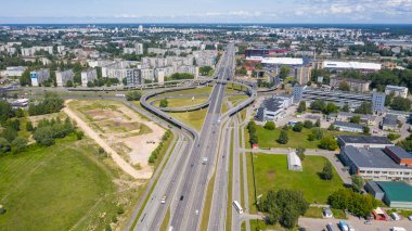 Daugava nehri ve Letonya 'nın Riga kentindeki Riga şehrinin arka planında bulunan Güney Köprüsü' nün (Dienvidu eğikliği) insansız hava aracı panoramik görüntüsü. (seri)