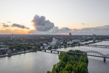 Riga 'nın köprülerinin, Daugava Nehri' nin, Tv Kulesinin ve Letonya 'nın Riga kentindeki gökyüzünün uçan panoramik görüntüsü. (seri)