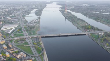 Riga 'nın köprülerinin, Daugava Nehri' nin, Tv Kulesinin ve Letonya 'nın Riga kentindeki gökyüzünün uçan panoramik görüntüsü. (seri)