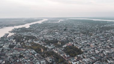 Riga, Letonya 'da güneşli bir yaz gününde uçakla Riga' nın köprülerinin, Daugava Nehri 'nin, TV Kulesinin ve şehrin gökyüzünün panoramik görüntüsünü gösteren hava görüntüsü. (seri)