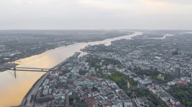 Riga, Letonya 'da güneşli bir yaz gününde uçakla Riga' nın köprülerinin, Daugava Nehri 'nin, TV Kulesinin ve şehrin gökyüzünün panoramik görüntüsünü gösteren hava görüntüsü. (seri)