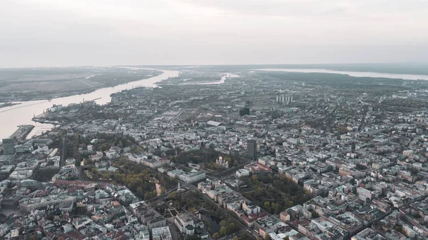 Riga, Letonya 'da güneşli bir yaz gününde uçakla Riga' nın köprülerinin, Daugava Nehri 'nin, TV Kulesinin ve şehrin gökyüzünün panoramik görüntüsünü gösteren hava görüntüsü. (seri)