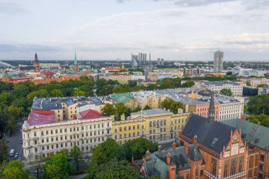 Riga, Letonya 18 Temmuz 2019: Letonya 'daki Letonya Sanat Akademisi' nde uçan insansız hava aracı panoramik görüntüsü.