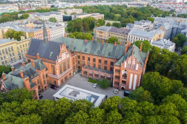 Riga, Letonya 18 Temmuz 2019: Letonya 'daki Letonya Sanat Akademisi' nde uçan insansız hava aracı panoramik görüntüsü.