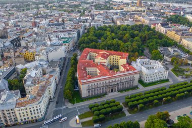 Riga, Letonya 18 Temmuz 2019: Letonya Hükümet Binası Riga 'da uçan insansız hava aracı panoramik görüntüsü.