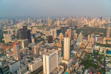 Bangkok, Tayland, 25 Aralık 2019: King Power Mahanakhon, Bangkok, Tayland 'dan (dizi) gün batımında Bangkok' un güzel hava manzaralı panoramik silueti)