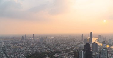 Bangkok, Tayland, 25 Aralık 2019: King Power Mahanakhon, Bangkok, Tayland 'dan (dizi) gün batımında Bangkok' un güzel hava manzaralı panoramik silueti)